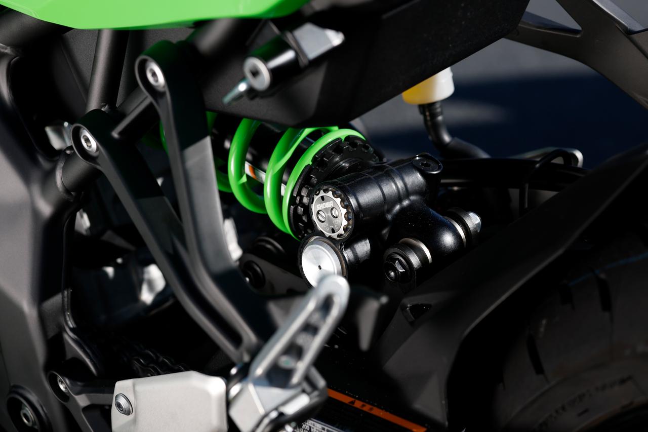 画像: ▲ホリゾンタルバックリンク式リアサスペンション。Ninja ZX-25RRにはショーワ製リアショックアブソーバー「BFRC lite」を専用装備。