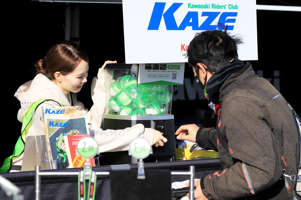 画像: ▲こちらはKAZEメンバーなら1イベント1回チャレンジできるガチャ「グリーンチャレンジ」。KawasakiとKAZEのロゴが入ったオリジナルグッズが当たります。