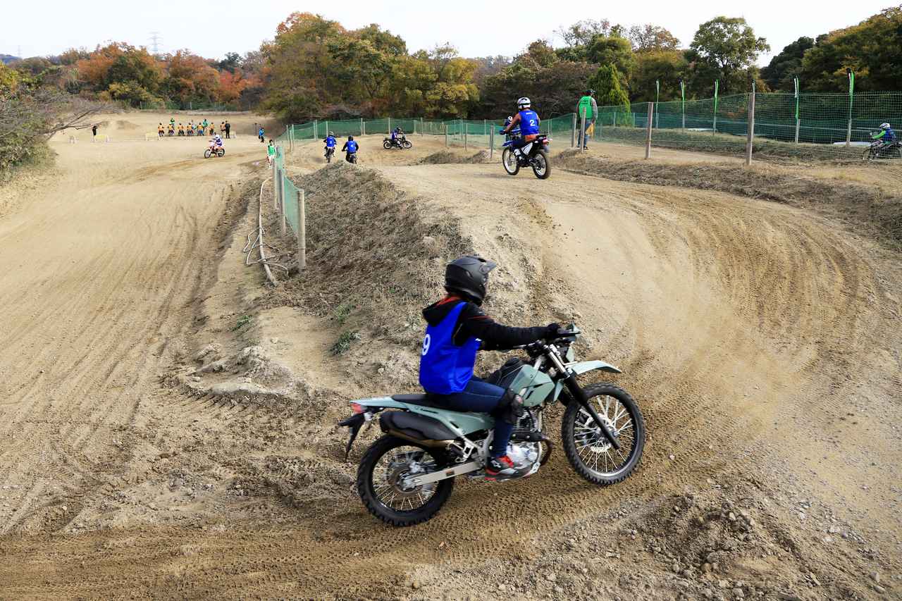 画像1: ▲周回数を重ねてゆくと、少しずつですがアクセルを開けて走れるようになります。普段からオフロードを走行している方は、登り坂でしっかりアクセルを開けて、ジャンプしたりもしていました。