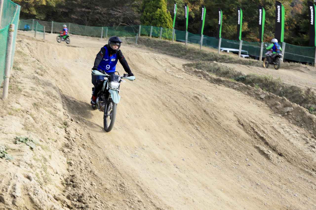 画像2: ▲周回数を重ねてゆくと、少しずつですがアクセルを開けて走れるようになります。普段からオフロードを走行している方は、登り坂でしっかりアクセルを開けて、ジャンプしたりもしていました。