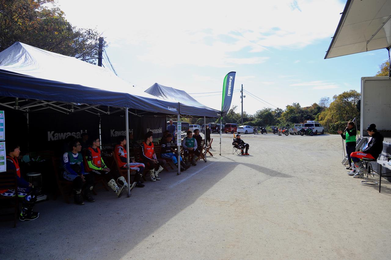 画像2: ▲大試乗会の後は、能塚選手とマイカルチャンプさんに質問ができるトークセッション。「どうやったら上手に曲がれますか?」「普段はどんなバイクに乗るんですか?」など、オフロードに関する疑問はもちろん、プライベートに迫るお話まで。短い時間でしたが、おふたりの回答に親近感が湧きました。