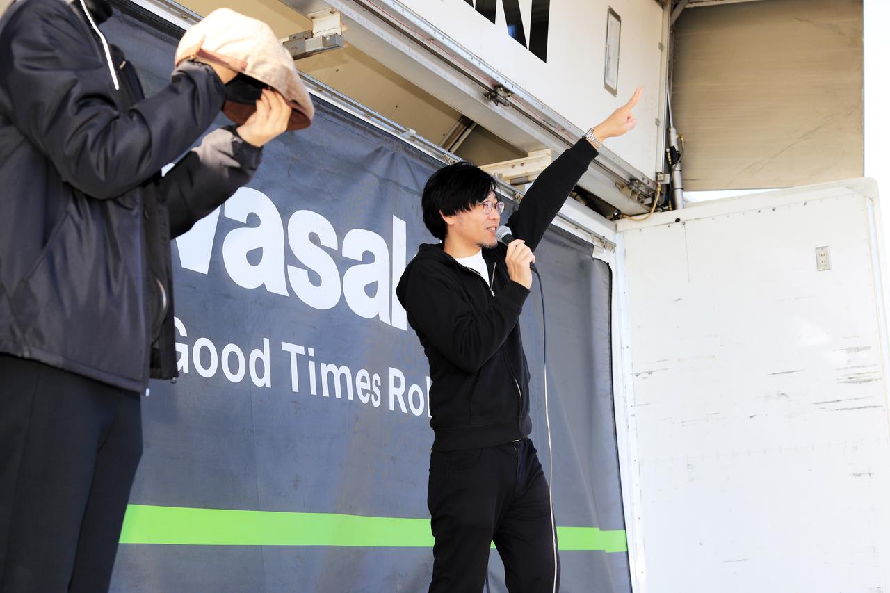 画像2: ▲「最初はK」から始まるのが、KCBMのじゃんけん大会では恒例となっています。MCは常連の参加者にはお馴染みとなっている塩田康介さんが今回も担当しました。賞品はハンチング帽やTシャツなど、モーターサイクルでも持ち帰りやすいアイテムばかりです。