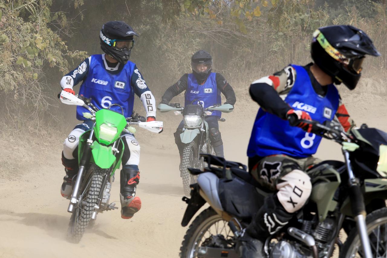 画像2: ▲特に印象的だったのは、フロントブレーキだけを使って減速する練習です。ブレーキの操作中に、ハンドルを切ったり車体を傾けたりすると、フロントタイヤが滑ってしまうのがオフロードの特徴。この練習は、転倒を防ぎ、メリハリをつけてアクセルを開けるために欠かせない基礎トレーニングなのだそうです。