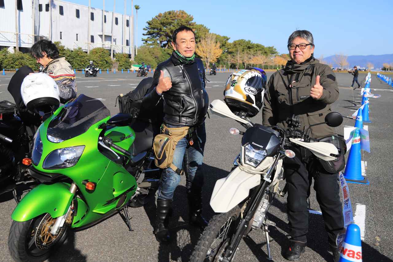 画像: ▲今回の“一番乗り”さんはKLX230 SHERPAを最近増車したという写真右の方。福岡県から駆けつけ、ちなみに前回の新潟会場でも一番でした。左の“二番”さんは「近くに泊まったのに、ホテルが朝6時以降にしか出られなかったため、一番を逃した」と話していました。KCBMは、そんなに早く来場する必要はまったくありません（笑）。