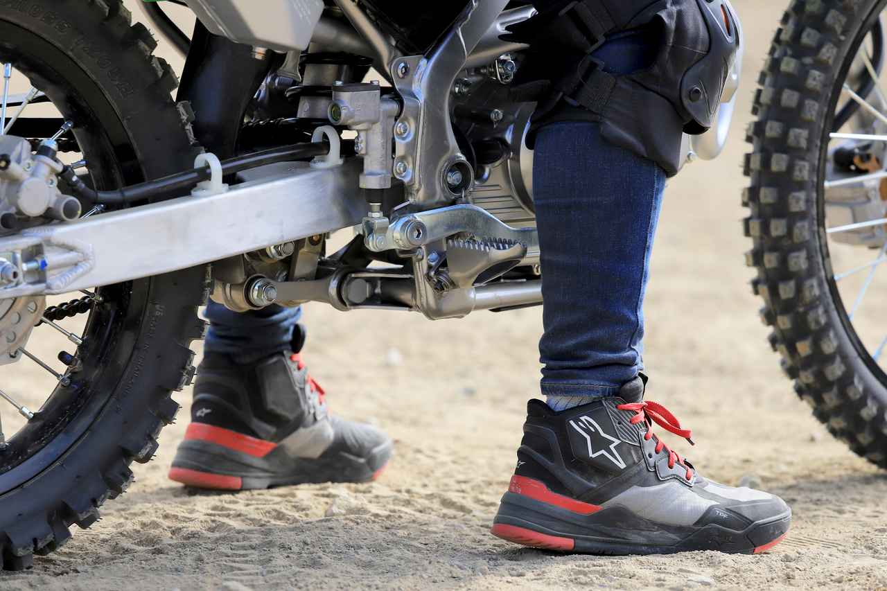 画像2: ▲シート高が低く、サスペンションの沈み込みもあり、さらに脚が下ろしやすいスリムな設計によって、膝を伸ばし切ることなく、両足がべたりと接地しました。