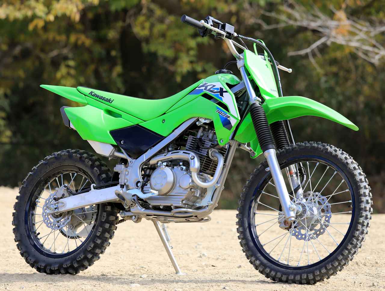 画像: Kawasaki KLX140R L 2026年モデル 総排気量:143cc エンジン形式:空冷4ストロークSOHC2バルブ単気筒 シート高:800mm 車両重量:95kg 発売日:2025年12月1日 税込価格:46万4200円 ▶▶▶詳細な諸元はこちら