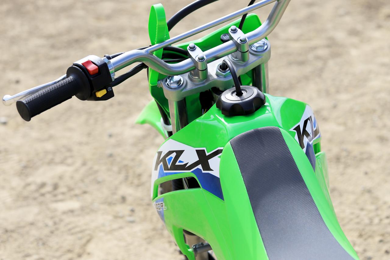 画像: ▲プッシュボタン式エレクトリックスターターは、ハンドル左にキルスイッチとともに備わっています。