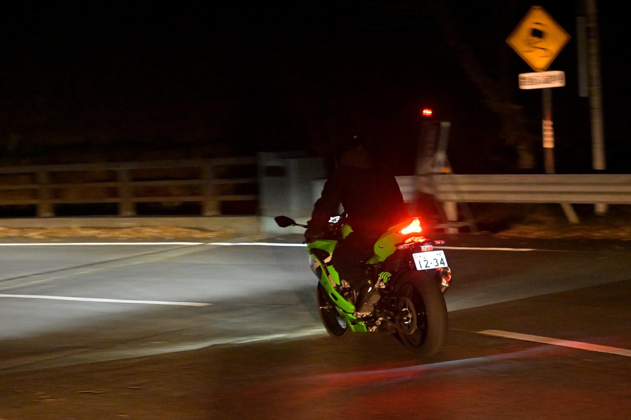 画像: ▲帰路は新東名高速に戻る前に真っ暗になった。LEDヘッドライトとハイビームの照射範囲が頼もしかった。