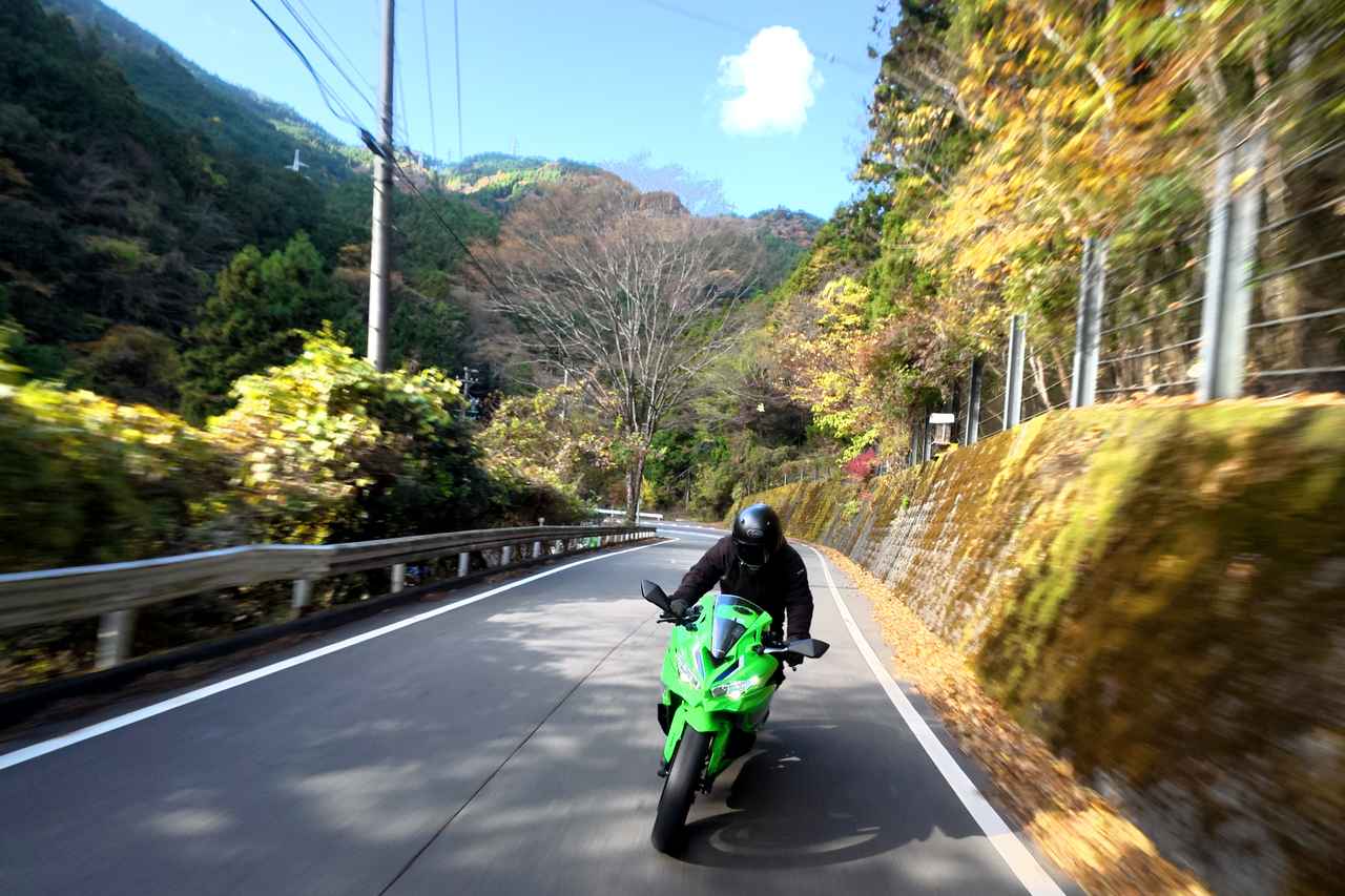 画像4: 谷あいのワインディングで高回転を味わう