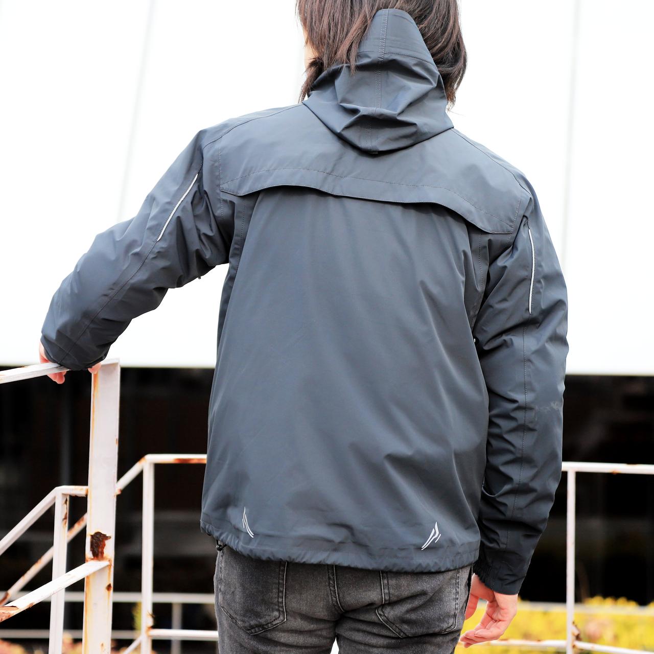 画像: ▲フードは丸めることもできます。背面の腕と裾部分にはリフレクターがさりげなく備わっています。