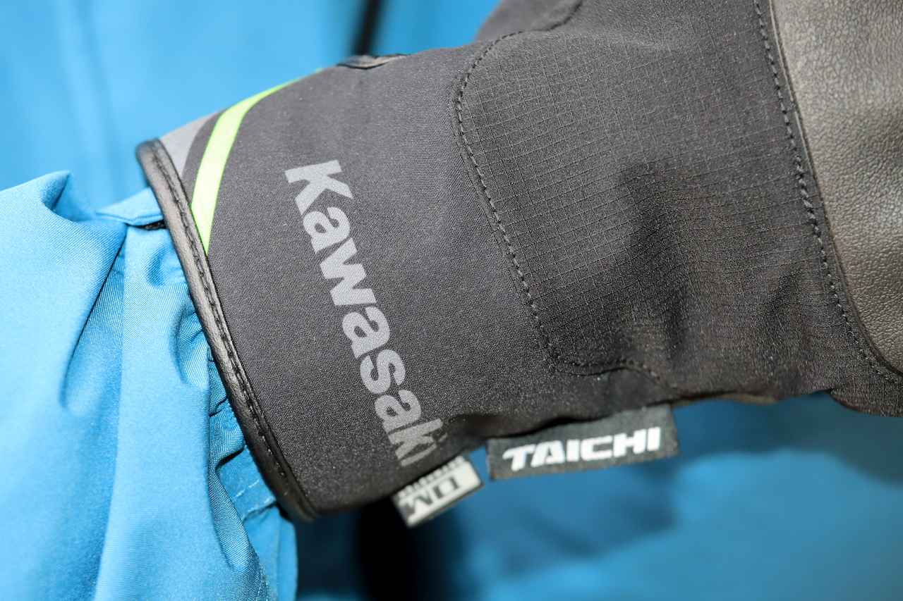 画像: ▲ジャケットの袖口と干渉しにくいつくり。ベルクロでピタッと留めることができ、寒風の浸入を防ぎます。
