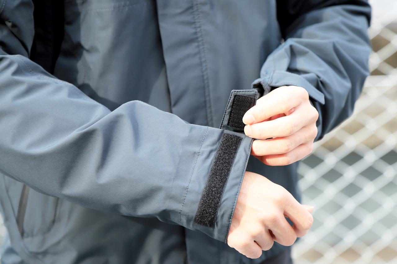 画像1: ▲走行風対策はばっちり。襟元と裾はドローコードで、腕まわりはドットボタン、袖はベルクロで好みの幅に絞り込めます。