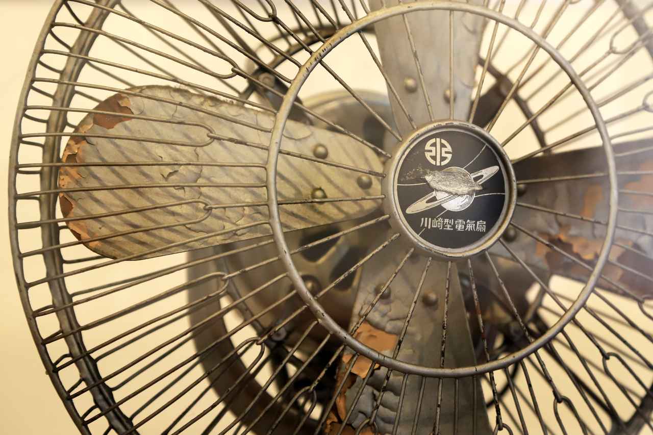 画像2: ▲思わず、かっこいい、欲しい！ と思ってしまった「12インチ卓上型扇風機」。英国オルビット社と技術提携し作られたそうです。1928年には年産3000台にいたったのだとか。リバーマークがついています！