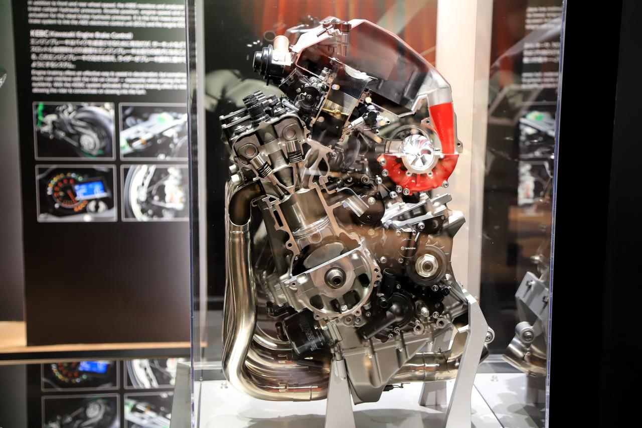 画像2: ▲2015年に発売された「Ninja H2」。完全自社製のスーパーチャージドエンジンを搭載しています。そのエンジンのカットモデルは緻密で美しい！