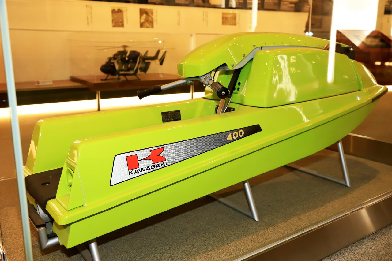 画像: ▲「JET SKI」「ジェットスキー」はカワサキモータース株式会社（川崎重工業株式会社）の登録商標。こちらは、1975年に製造された初期モデルの実機です。