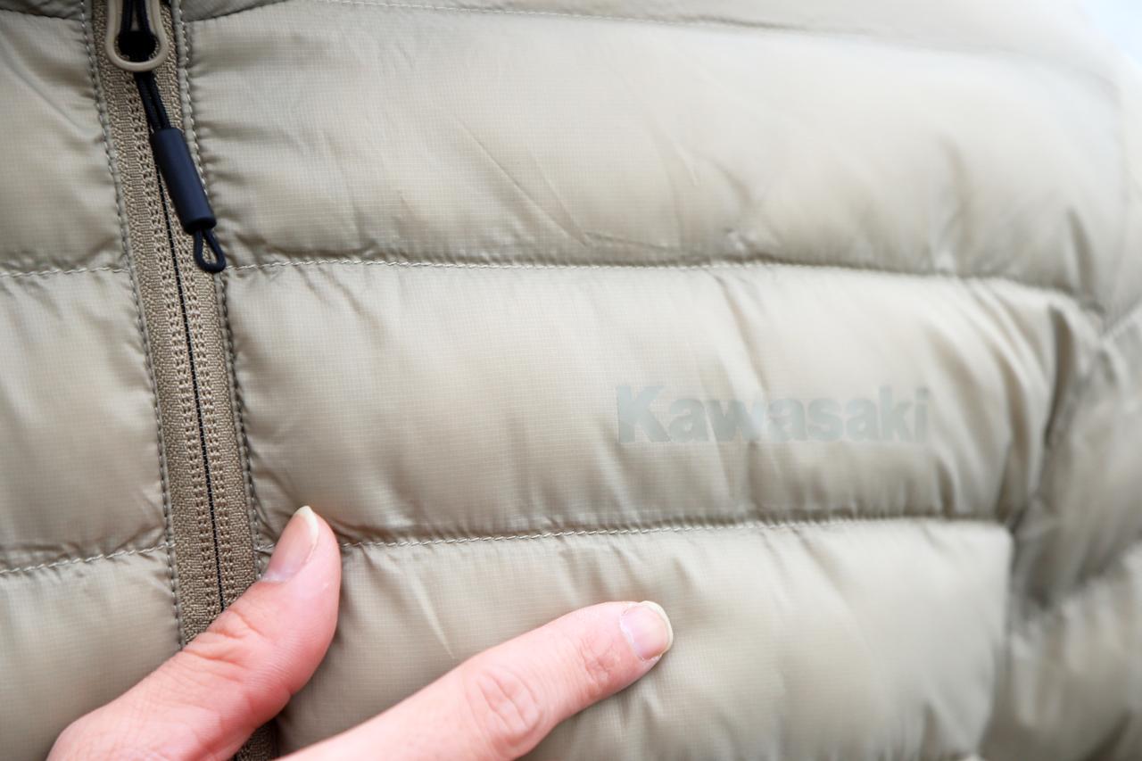 画像: ▲リバーシブルインナージャケットの胸元にもさりげなくKawasakiロゴ。