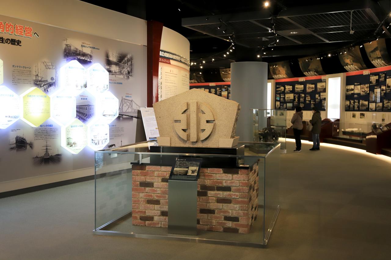 画像2: ▲こんなに大きくて立派なリバーマークは初めて見ました！ 1909年に建設された本社社屋の玄関上に設置されていた実物だそうです。