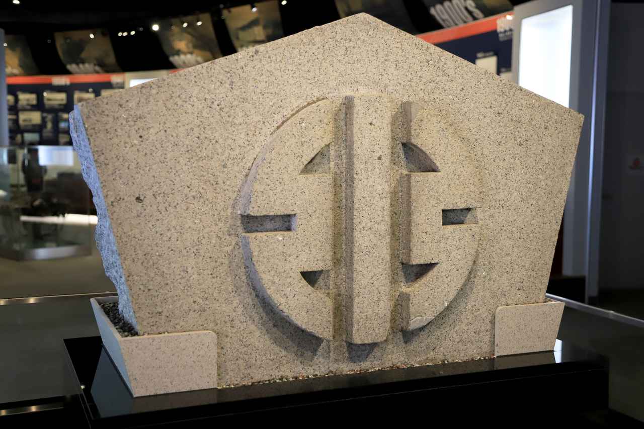 画像1: ▲こんなに大きくて立派なリバーマークは初めて見ました！ 1909年に建設された本社社屋の玄関上に設置されていた実物だそうです。