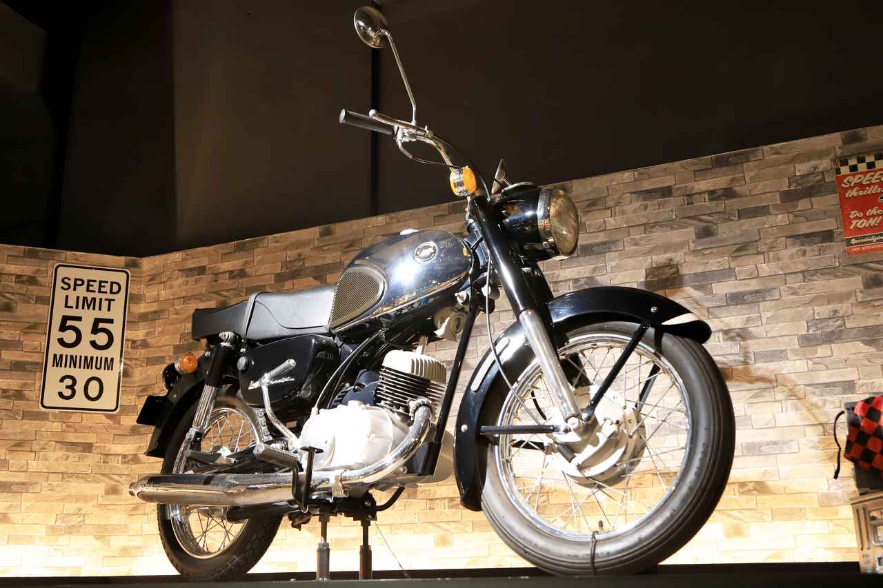 画像: ▲「カワサキ 125 B8」川崎明発工業から二輪車の製造権を得た川崎航空機工業が初めて設計・開発・製造まで担い完成させたモーターサイクル。展示車両は1964年式。