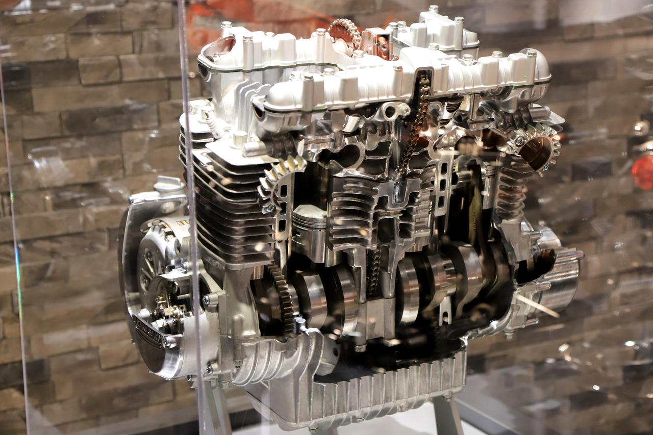 画像2: ▲「900 Super 4（Z1）」。ここに展示されているのは製造1号機！ エンジンのカットモデルも並んでいます。