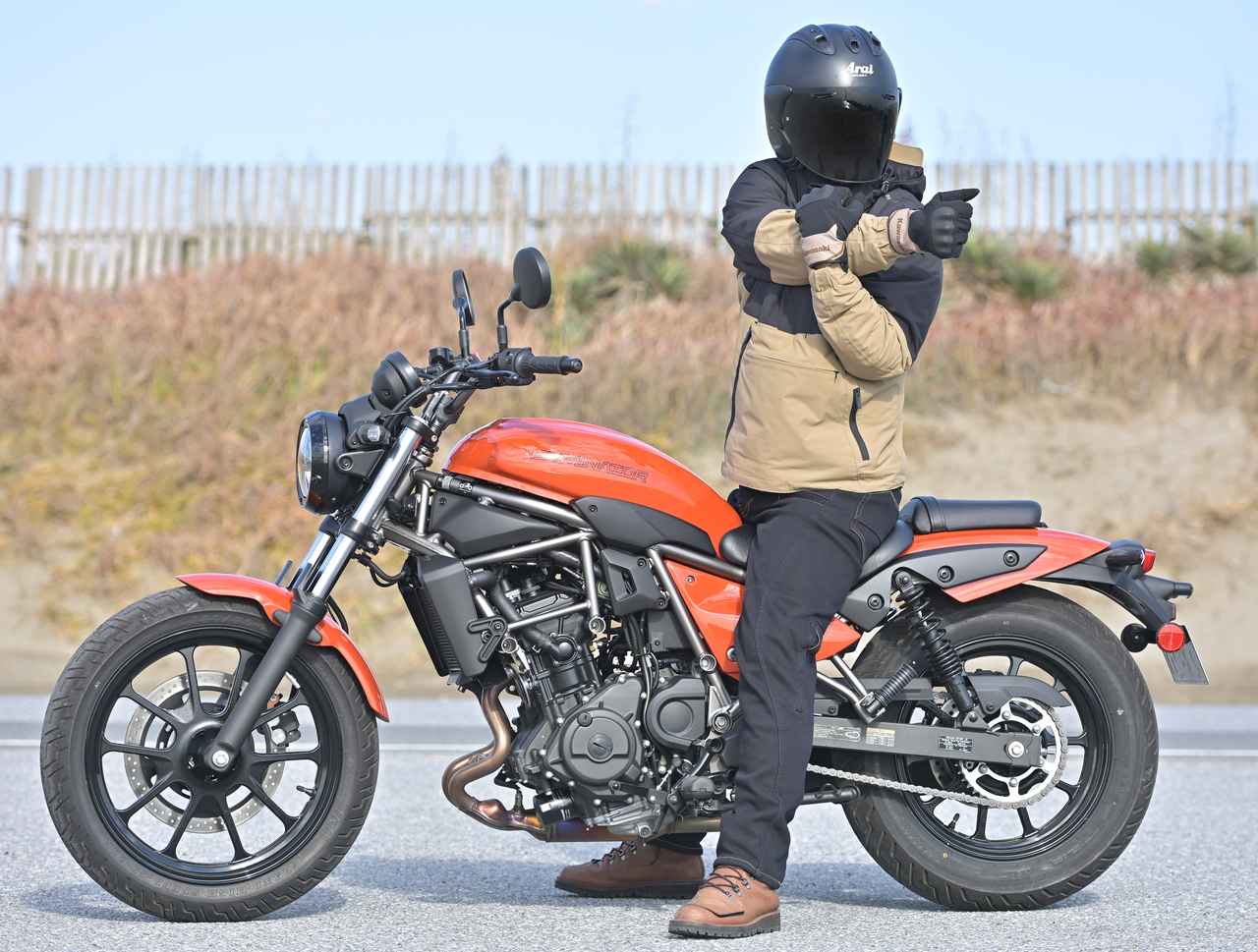 画像1: ▲跨ったままストレッチをしたり、グローブを外してスマートフォンを触ったりということが不安なくできました。毎日乗ることを考えたとき、これほど安心して扱えるのは非常にありがたいことです。