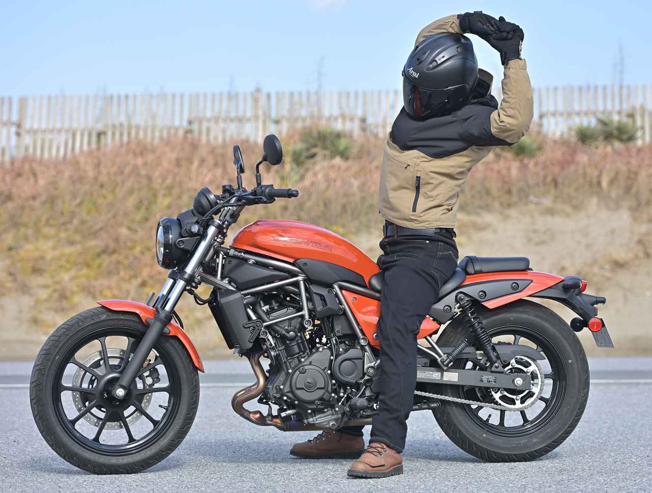 画像2: ▲跨ったままストレッチをしたり、グローブを外してスマートフォンを触ったりということが不安なくできました。毎日乗ることを考えたとき、これほど安心して扱えるのは非常にありがたいことです。