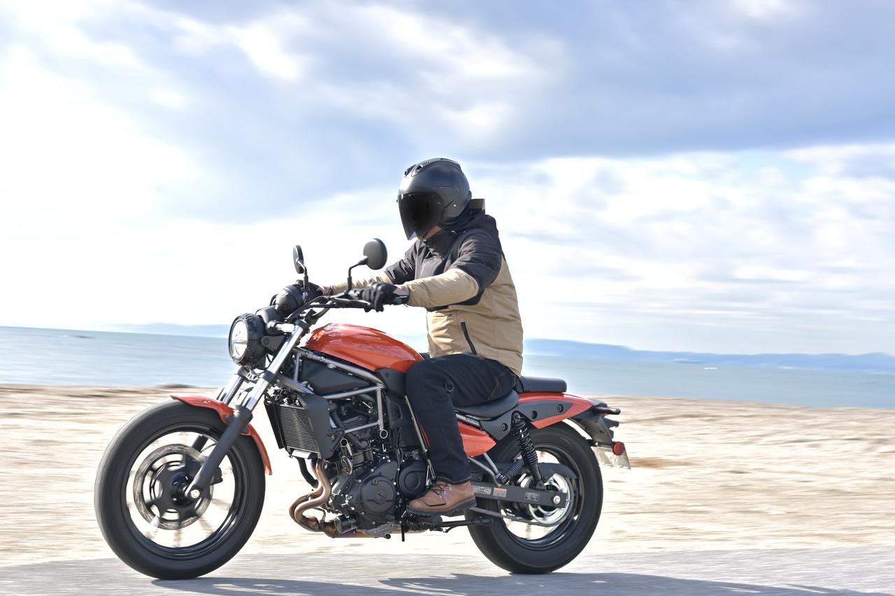 画像: ▲冬の海岸線は、ライダーの舞台。海風が運んだ砂が路面に堆積していることもあるため、走行には注意が必要だ。