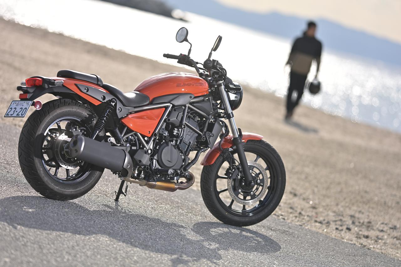 画像: ▲富津海水浴場の周辺は、道と砂浜、海面が遮るものなく繋がる爽快なエリア。夏場は行楽客で賑わうが、冬場は知る人ぞ知る静かなフォトスポットになる。