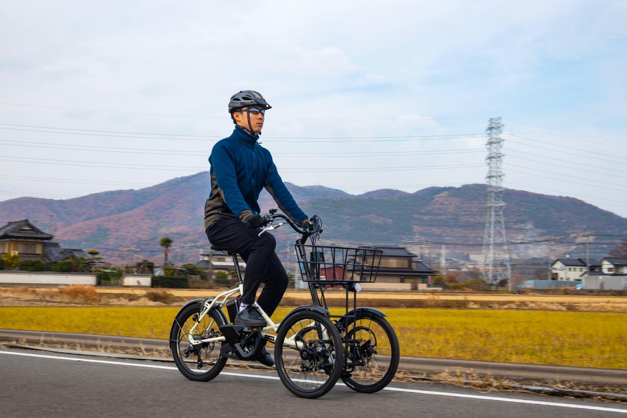 画像: ▲廃線跡らしく直線的で平坦な路面が続きます。自動車の通行がないのも嬉しいポイントです。