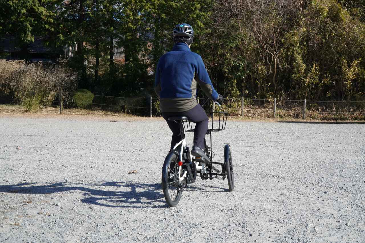 画像: ▲2輪の自転車ではバランスを崩しやすい砂利道であっても、安定走行が可能です。