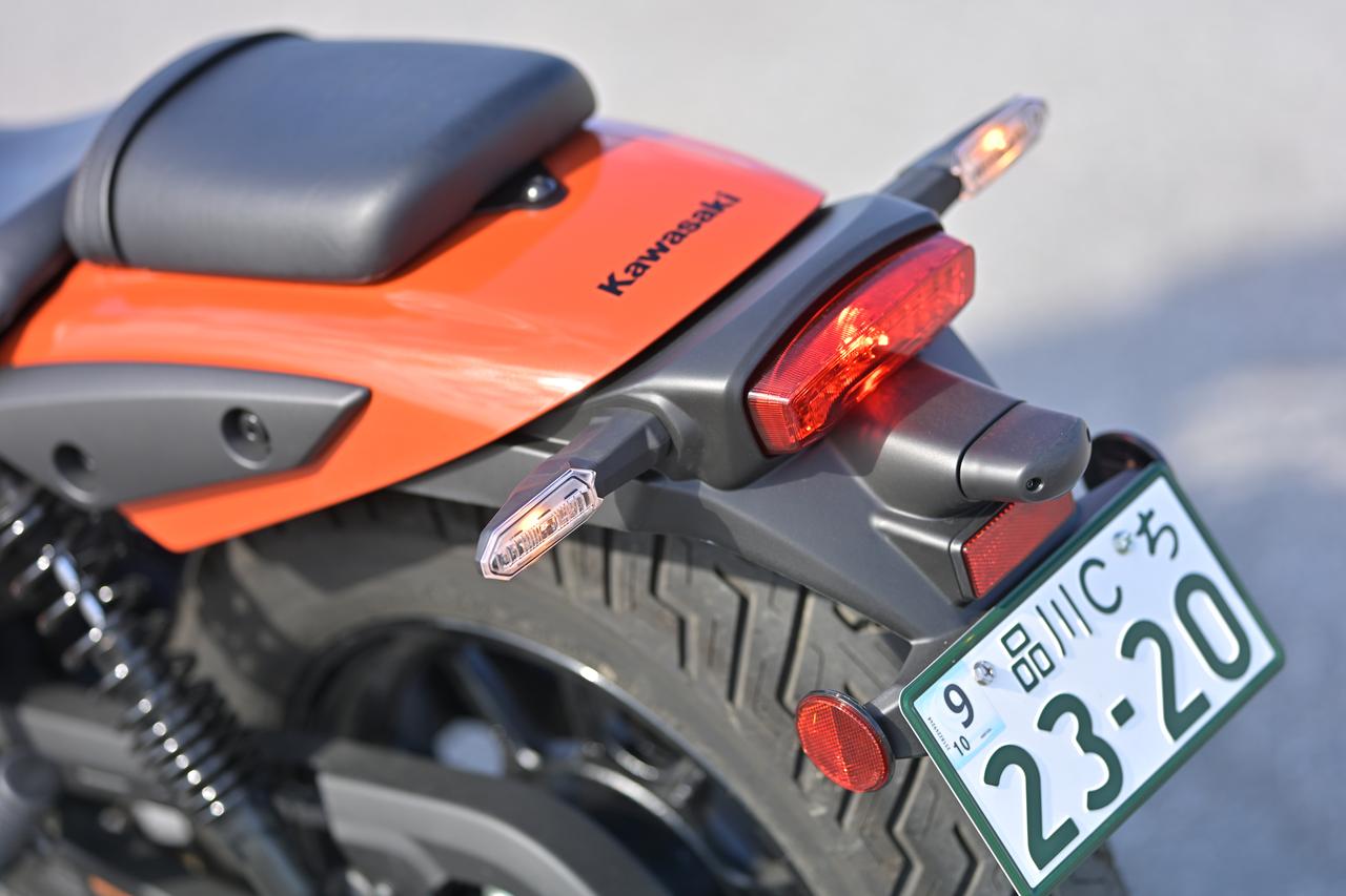 画像: ▲横に長い個性的な形状のテールランプ。写真はハザードランプとブレーキランプを点灯した状態です。