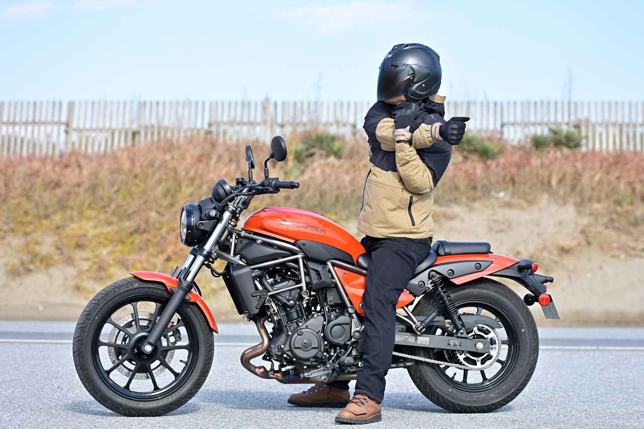 画像: ▲私の場合は、両手をハンドルから放した状態でも不安はありませんでした。ツーリング中のリフレッシュもしやすく、どのような場面でも足つきのよさは大きな利点だと感じました。