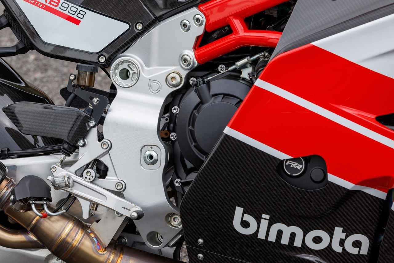 画像: 搭載されるのは高回転域でパワーを発揮するNinja ZX-10RRのエンジンで、フィンガーフォロワーや専用カムシャフトに加え、パンクル社製のチタンコンロッドやピストンを採用しています。徹底して削ぎ落とされたエンジン内部の重量は、鋭い吹け上がりを生むと同時に、マシンの身のこなしをも軽くし、「速さ」と「操る喜び」が直結したエンジニアリングとなっています。