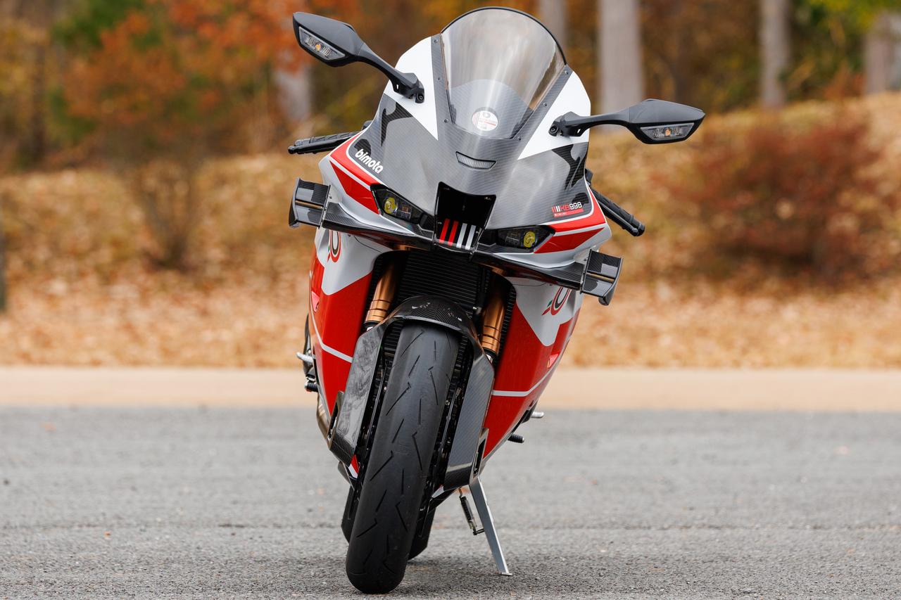 画像8: カワサキが誇る強靭なパワーユニットと、ビモータの独創的なフレームワークが見事に調和。カーボンパーツを纏ったその美しい車体は、ただそこに佇んでいるだけで圧倒的な存在感を放ちます。