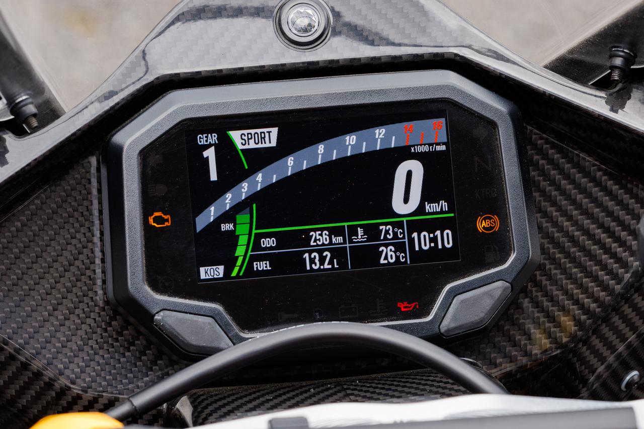 画像1: メーターユニットはNinja ZX-10RRの構成を踏襲しており、ライディングモードは「レイン」「ロード」「スポーツ」の3種類を用意。さらにクイックシフターやトラクションコントロールも標準装備されており、天候や路面状況を問わず、安心してそのポテンシャルを引き出せるパッケージとなっています。