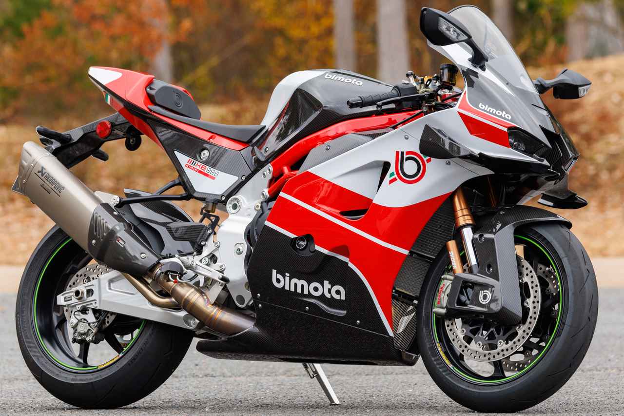 画像1: カワサキが誇る強靭なパワーユニットと、ビモータの独創的なフレームワークが見事に調和。カーボンパーツを纏ったその美しい車体は、ただそこに佇んでいるだけで圧倒的な存在感を放ちます。