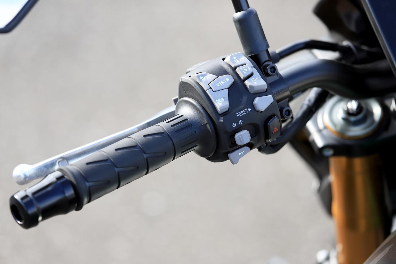 画像: ▲クルーズコントロールはスイッチボックス右側のボタンを使って操作。「+」「-」ボタンで1km/hごとの調整ができます。前回設定した速度を記憶するメモリー機能も備わっています。