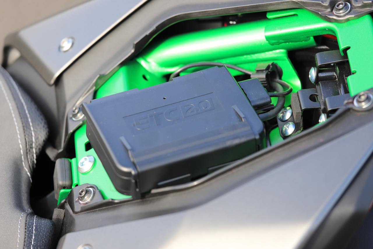 画像2: ▲ETC2.0車載器は、リアシートの下に備わっています。ゴムバンドで留められていて、外せば本体を取り出せるのでETCカードの抜き差しも楽に行なえます。