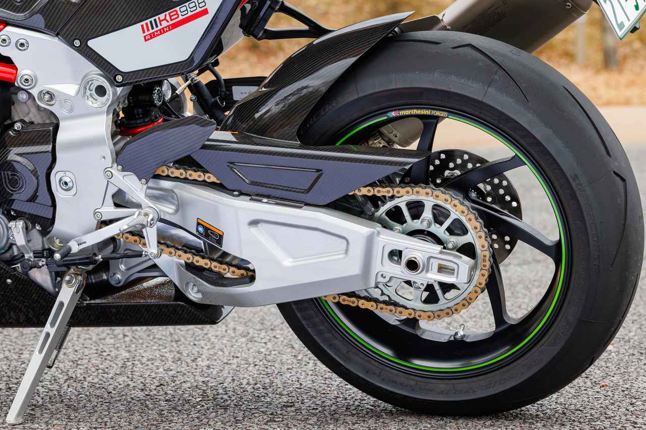 画像: スイングアームは、巨大なアルミブロックから削り出しで制作された贅沢なもの。強靭な足まわりには、Ninja ZX-10RRにも採用されるマルケジーニ製のアルミ鍛造ホイールと、ピレリ・スーパーコルサSPで、世界最高峰の走りを支えるにふさわしいパッケージングとなっています。