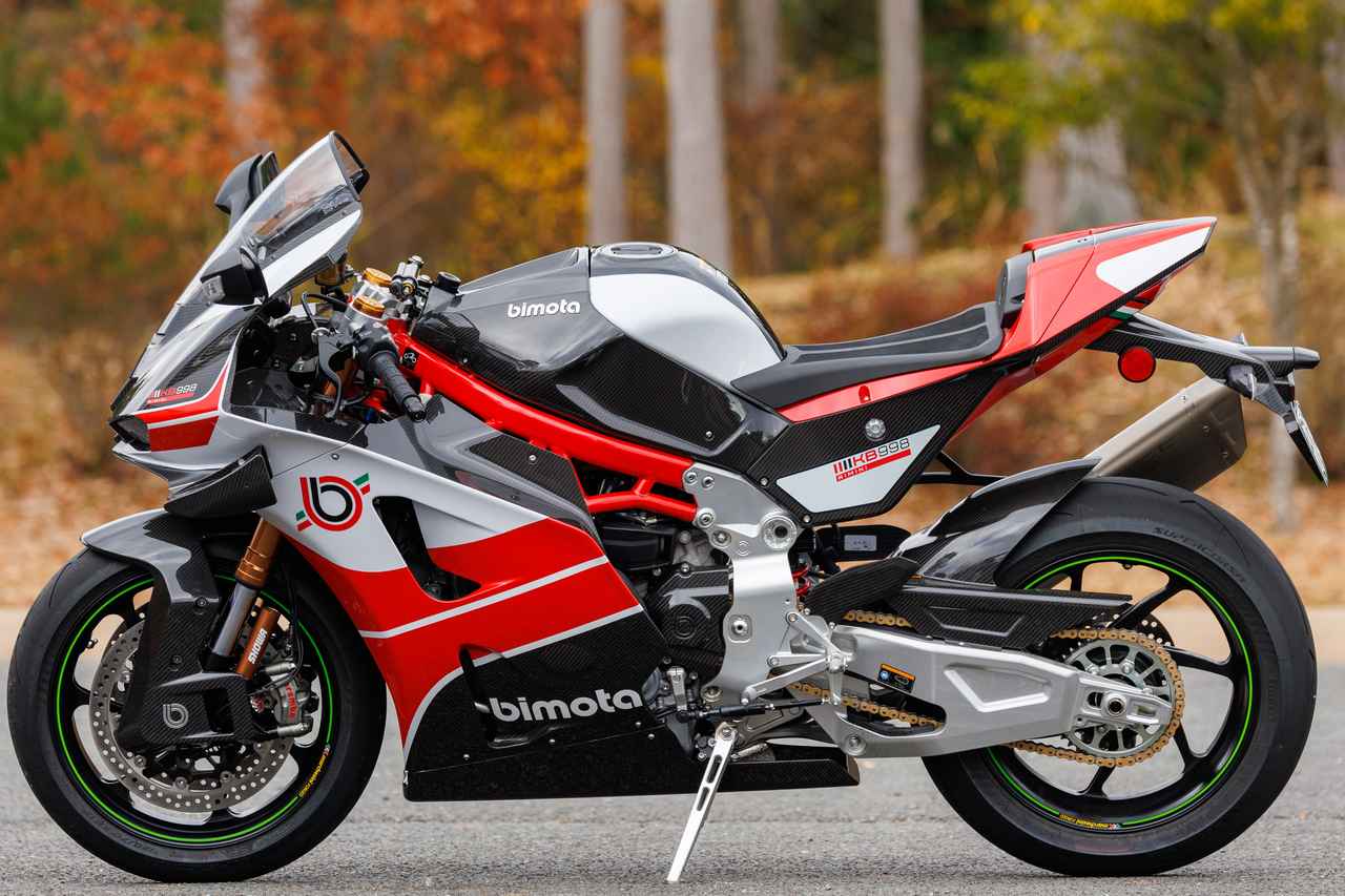 画像6: カワサキが誇る強靭なパワーユニットと、ビモータの独創的なフレームワークが見事に調和。カーボンパーツを纏ったその美しい車体は、ただそこに佇んでいるだけで圧倒的な存在感を放ちます。