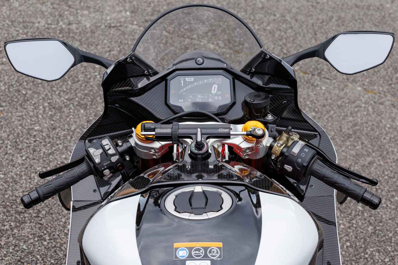 画像: コックピットの基本レイアウトこそスーパーバイクのNinja ZX-10RR譲りですが、そこには特別なモデルならではの装いが。インナーパネルはすべてカーボン製となっており、またがった瞬間にそのプレミアムな質感が視界を満たしてくれます。