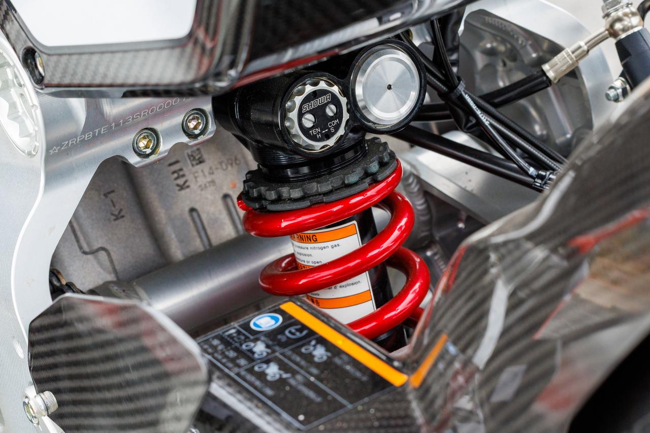 画像: リアサスペンションには、ショーワ製のBFRC liteリアショックを採用しています。Ninja ZX-10RRと比べ、KB998 Riminiの方が荷重のかかるポイントが低く設定されており、この独自構造がハンドリングの軽やかさに貢献していると思われます。