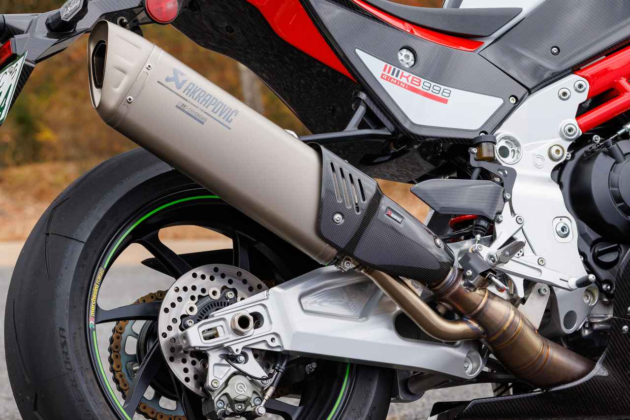 画像: マフラーはアクラポヴィッチ製を装備しています。高回転型の4気筒ユニットと巧みなバランスで調和し、吐き出されるサウンドは迫力満点。スロットルを開けるのが待ち遠しくなる仕上がりです。