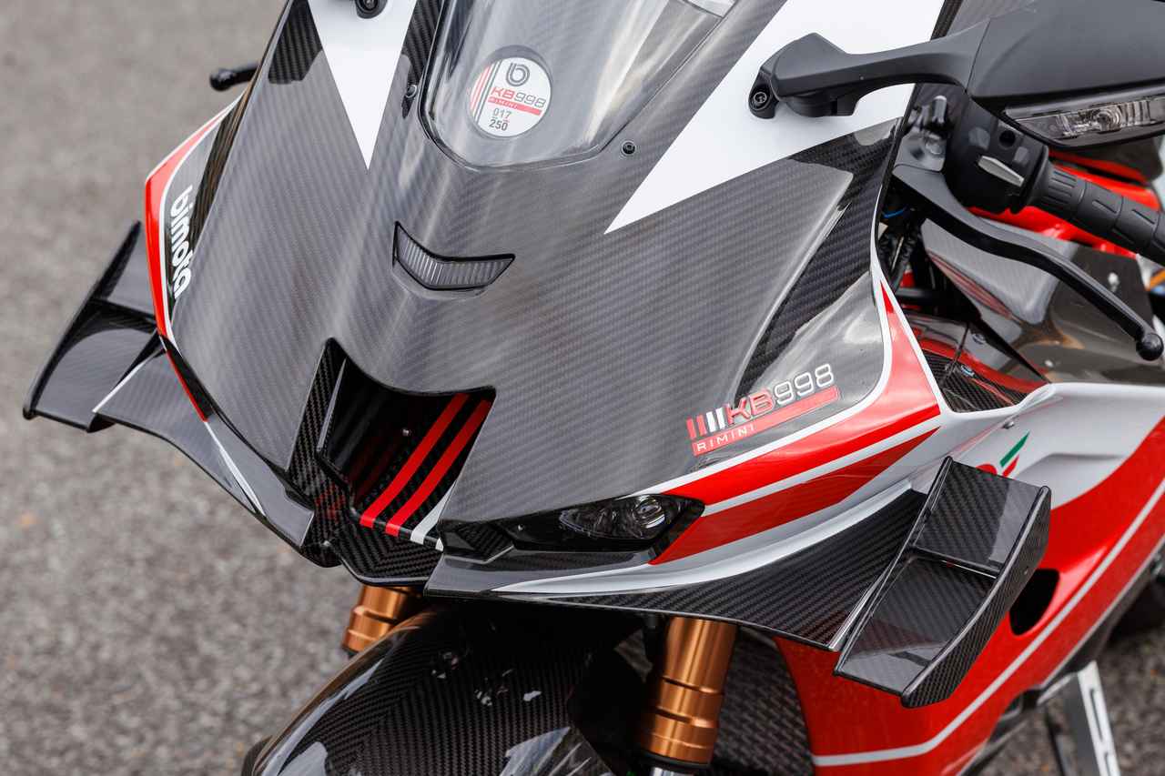 画像: 装備されるウイングレットは自動可変式。速度やブレーキの作動状況を専用のECUが常にモニタリングし、ケーブルとサーボモーターを介して角度を調整します。これにより、ハードなブレーキングからコーナーへの進入時まで、その瞬間に最適なダウンフォースを発揮してくれるのです。