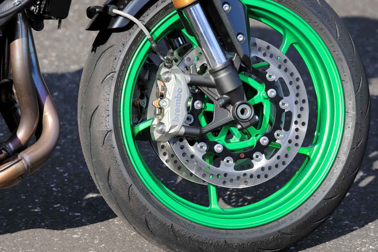 画像: ▲「brembo」のロゴが同系色であしらわれたキャリパー。Φ300mmのフロントディスクとブレーキパッドもブレンボ製です。