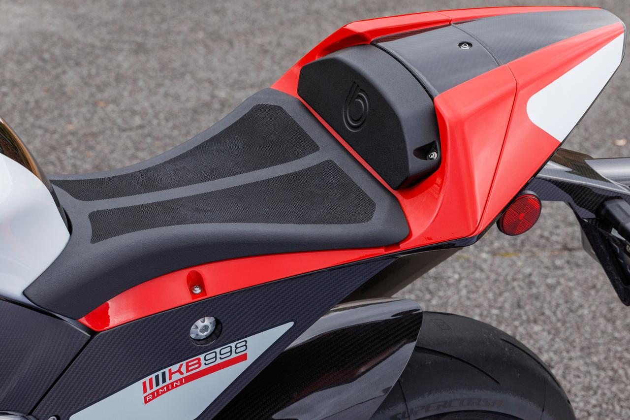 画像: シートはあえてクッション性を廃した、非常にスパルタンな仕上がりです。快適なツーリングを求めるならば割り切りが必要ですが、サーキット走行との相性は抜群でしょう。路面との接地感が分かりやすく、スポーツ走行を楽しむライダーにとってむしろ安心感につながるはずです。