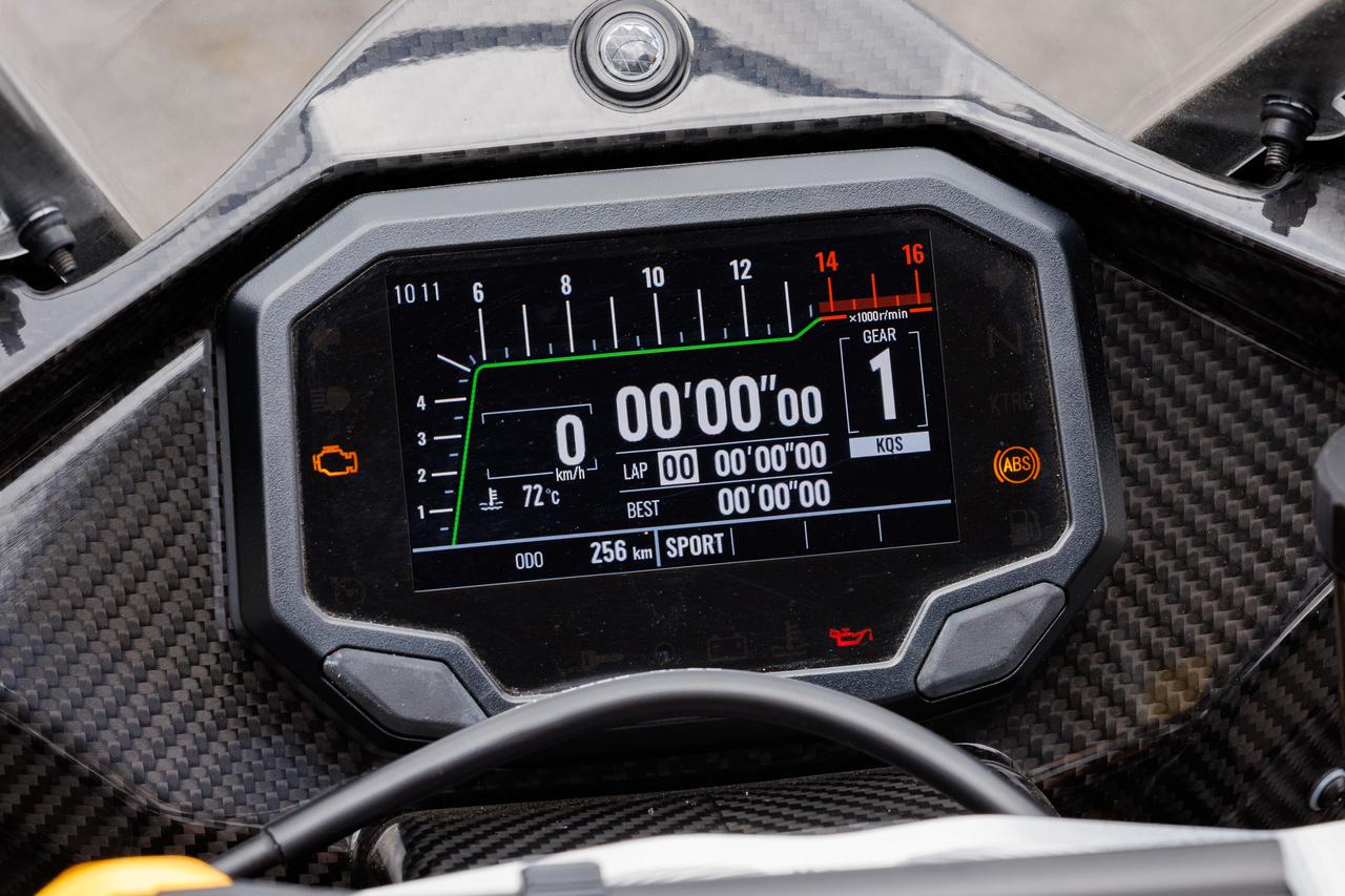 画像2: メーターユニットはNinja ZX-10RRの構成を踏襲しており、ライディングモードは「レイン」「ロード」「スポーツ」の3種類を用意。さらにクイックシフターやトラクションコントロールも標準装備されており、天候や路面状況を問わず、安心してそのポテンシャルを引き出せるパッケージとなっています。