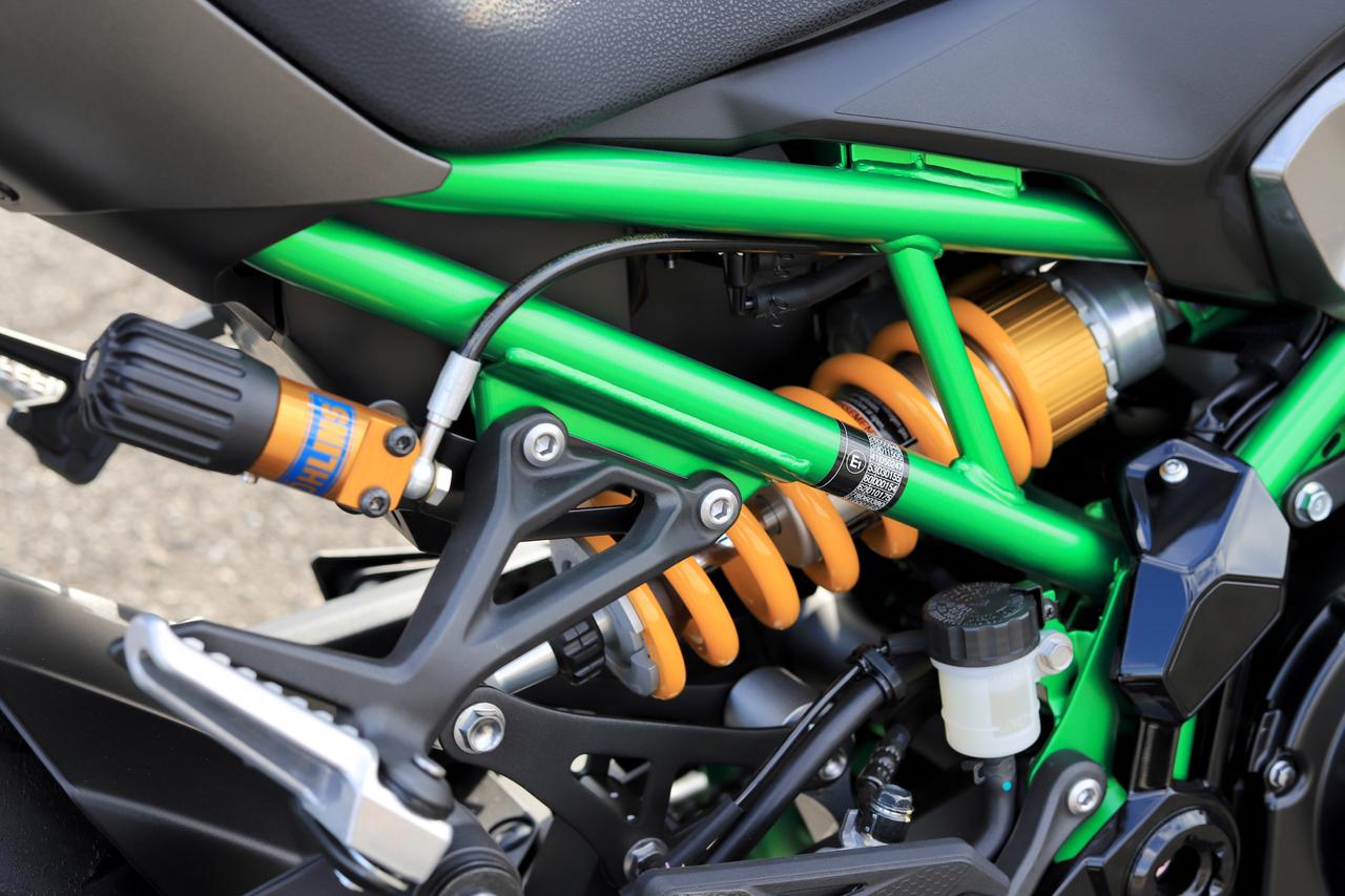 画像: ▲プリロードアジャスターを備えたオーリンズ製リアショック。工具を使わず調整できます。