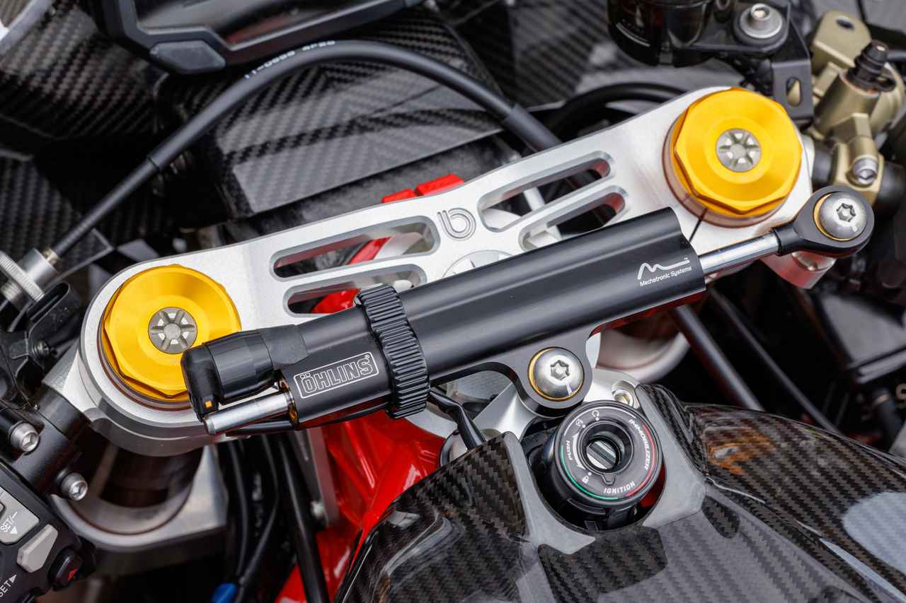 画像: ステアリングダンパーにはオーリンズ製電子制御タイプを採用。さらに左側のスイッチにはクルーズコントロールも備えており、サーキット性能だけでなく、ツーリングシーンでの快適性もしっかりと確保されています。
