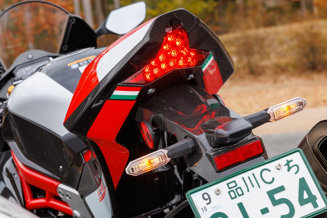 画像: テールカウルにも徹底したカーボン武装が施され、一切の妥協を感じさせません。絞り込まれたテールラインに、誇らしく添えられたトリコロール。高級感溢れるリアビューとなっています。